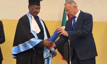 جامعة روسية تمنح البرهان درجة الدكتوراه الفخرية على هامش مشاركته في قمة روسيا- أفريقيا جامعة روسية تمنح البرهان درجة الدكتوراه الفخرية على هامش مشاركته في قمة روسيا- أفريقيا