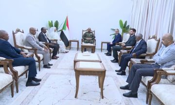 عضو مجلس السيادة الفريق إبراهيم جابر يلتقي وفد شركة مطابع السودان للعملة عضو مجلس السيادة الفريق إبراهيم جابر يلتقي وفد شركة مطابع السودان للعملة