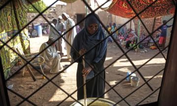 تفاقم الأوضاع الإنسانية يهدد الملايين بمخيمات النزوح في غرب السودان .. ووفاة أكثر من 500 بسبب الجوع في دارفور تفاقم الأوضاع الإنسانية يهدد الملايين بمخيمات النزوح في غرب السودان .. ووفاة أكثر من 500 بسبب الجوع في دارفور