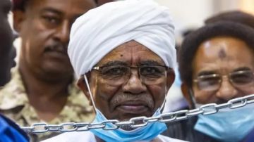 تدهور الحالة الصحية للرئيس السوداني المعزول عمر البشير ونقله إلى المستشفى تدهور الحالة الصحية للرئيس السوداني المعزول عمر البشير ونقله إلى المستشفى