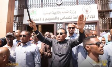 رئيس الوزراء يتفقد المركز الرئيس لاستخراج الشهادة السودانية رئيس الوزراء يتفقد المركز الرئيس لاستخراج الشهادة السودانية