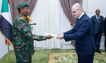 رئيس مجلس السيادة الانتقالي يتسلم أوراق اعتماد سفير بيلاروسيا لدى السودان رئيس مجلس السيادة الانتقالي يتسلم أوراق اعتماد سفير بيلاروسيا لدى السودان