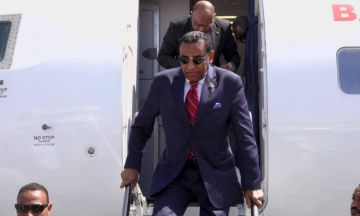 رئيس الوزراء يعود إلى البلاد