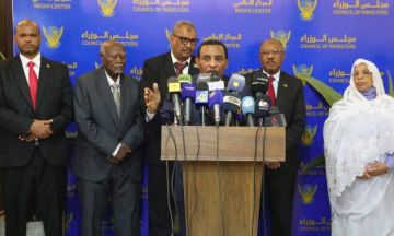 رئيس الوزراء في المؤتمر الصحفي بمطار الخرطوم : لا عودة قسرية للسودانيين من مصر واتفاق على توسيع الربط الكهربائي والتنسيق بشأن سد النهضة