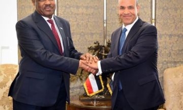 وزير الخارجية يلتقي نظيره المصري