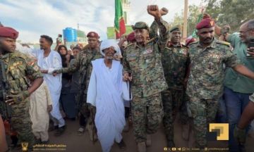 البرهان يزور منطقة أبو حراز ويشيد بالتفاف أهل المنطقة حول القوات المسلحة البرهان يزور منطقة أبو حراز ويشيد بالتفاف أهل المنطقة حول القوات المسلحة