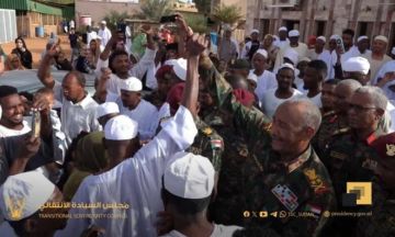 البرهان يشارك مواطني منطقة شمبات فرحة عيد الفطر المبارك