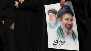 مسؤول إيراني يطمئن: مجتبى بخير يدير شؤون البلاد