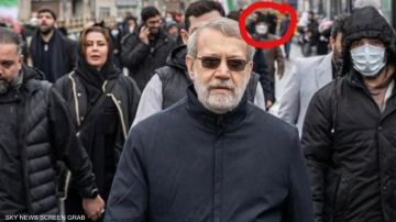 تنبأ بمقتل لاريجاني قبل أيام.. السبب جاسوس في خلفية الصورة