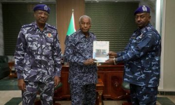 وزير الداخلية يتسلم تقرير عملية تسجيل الجواز السوداني في المنظمة العالمية للطيران المدني وزير الداخلية يتسلم تقرير عملية تسجيل الجواز السوداني في المنظمة العالمية للطيران المدني
