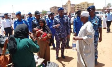 رئيس هيئة الجوازات والسجل المدني يستقبل أفواج العودة الطوعية إلى الخرطوم ضمن مبادرة مدير عام قوات الشرطة
