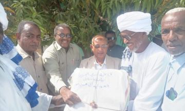 تسليم امتحانات الشهادة الإبتدائية للمحليات بالجزيرة