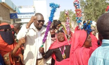 بعد الجدل الأخير خلال مؤتمر برلين .. جماهير تستقبل مبارك أردول في مطار بورتسودان