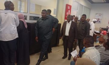 والي الجزيرة يقف على عملية إستبدال العملة