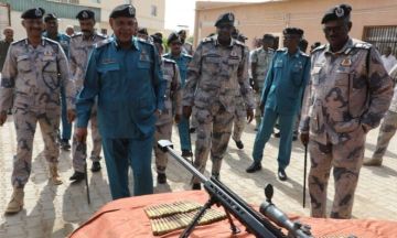 بالتنسيق مع جهاز الأمن والمخابرات ضبط متهمين أجانب بحوزتهما أسلحة وذخائر في عملية نوعية لمكافحة التهريب بالبحر الأحمر