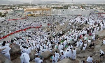 حجاج بيت الله يتوافدون إلى صعيد عرفات لٱداء ركن الحج الأعظم