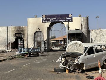مسؤول إماراتي ينفي لـرويترز أي دور لبلاده في الهجوم على مطار الخرطوم مسؤول إماراتي ينفي لـرويترز أي دور لبلاده في الهجوم على مطار الخرطوم