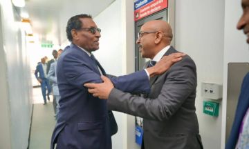 رئيس وزراء السودان كامل ادريس ووفده يصل لندن تلبية لدعوة من جامعتي أكسفورد وكامبريدج لعرض مبادرة السلام السودانية