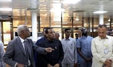 رئيس الوزراء يتفقد مطار الخرطوم الدولي رئيس الوزراء يتفقد مطار الخرطوم الدولي