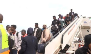 وصول الفوج الثالث للسودانيين العائدين من ليبيا الي البلاد