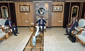 رئيس الوزراء يوجه بتسهيل إجراءات المسافرين بمطار بورتسودان رئيس الوزراء يوجه بتسهيل إجراءات المسافرين بمطار بورتسودان