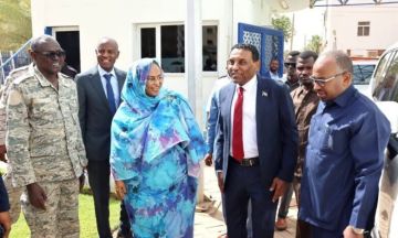 رئيس الوزراء يزور بنك السودان المركزي ويطلع على جهود إصلاح القطاع المصرفي وإعادة الإعمار