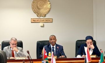السودان يترأس اجتماع مجلس السفراء العرب بجنيف مع الأمين التنفيذي لاتفاقية الأمم المتحدة لمكافحة التصحر السودان يترأس اجتماع مجلس السفراء العرب بجنيف مع الأمين التنفيذي لاتفاقية الأمم المتحدة لمكافحة التصحر