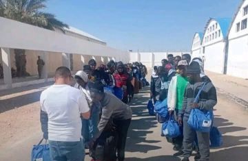 ليبيا ترحل 14 مهاجرا سودانيا من أراضيها ليبيا ترحل 14 مهاجرا سودانيا من أراضيها