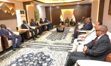 رئيس مجلس السيادة يلتقي مستشار رئيس جنوب السودان للشؤون الأمنية رئيس مجلس السيادة يلتقي مستشار رئيس جنوب السودان للشؤون الأمنية