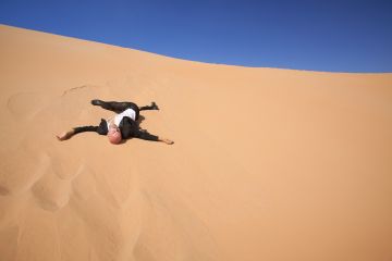 مصرع سوداني في صحراء الكفرة الليبية بعد قطعه 65 كم سيرا على الأقدام بحثا عن المساعدة مصرع سوداني في صحراء الكفرة الليبية بعد قطعه 65 كم سيرا على الأقدام بحثا عن المساعدة