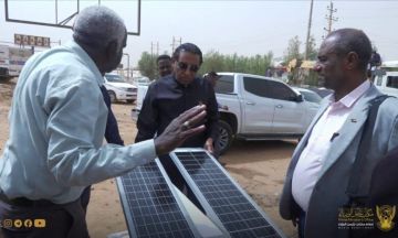 رئيس الوزراء يتفقد سير العمل في إنارة شارع عبيد ختم بالخرطوم