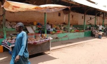 الدولار يتجاوز 5 آلاف جنيه.. والأسعار تواصل الاشتعال في السودان الدولار يتجاوز 5 آلاف جنيه.. والأسعار تواصل الاشتعال في السودان