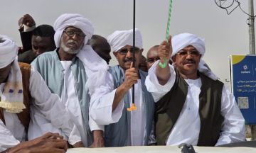 انفراجة في شرق السودان.. محمد طاهر عمر ينجح في إنهاء الخلاف بين الناظر ترك ووالي كسلا انفراجة في شرق السودان.. محمد طاهر عمر ينجح في إنهاء الخلاف بين الناظر ترك ووالي كسلا