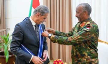 البرهان يمنح السفير المصري وسام النيلين من الطبقة الأولى البرهان يمنح السفير المصري وسام النيلين من الطبقة الأولى