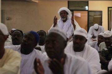 موظفو السودان يفقدون الاستقرار الاجتماعي مع انهيار الرواتب موظفو السودان يفقدون الاستقرار الاجتماعي مع انهيار الرواتب