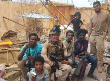 فايننشال تايمز : شركة على صلة بأبو ظبي أحضرت مئات المحاربين الكولومبيين إلى السودان .. وفي نهاية الرحلة كانت هناك مدينة من الجثث فايننشال تايمز : شركة على صلة بأبو ظبي أحضرت مئات المحاربين الكولومبيين إلى السودان .. وفي نهاية الرحلة كانت هناك مدينة من الجثث