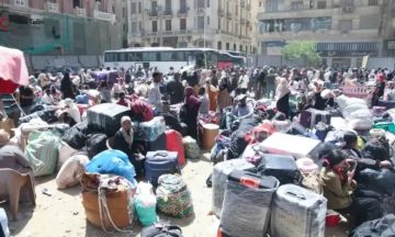 ازدحام وعفش زائد يربكان تفويج العائدين السودانيين من القاهرة ازدحام وعفش زائد يربكان تفويج العائدين السودانيين من القاهرة