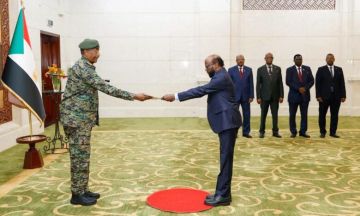 رئيس مجلس السيادة يتسلم أوراق اعتماد السفير الصومالي الجديد لدى السودان