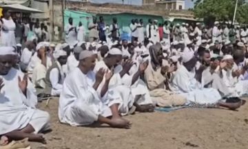 مئات المواطنين يؤدون صلاة الاستسقاء في ميدان الحرية بالقضارف