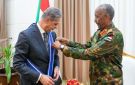 البرهان يمنح السفير المصري وسام النيلين من الطبقة الأولى - sd