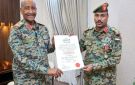 البرهان يمنح سكرتيره العقيد مدثر عثمان وسام الشجاعة - sd