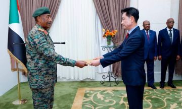 البرهان يتسلم أوراق اعتماد سفير كوريا الجنوبية لدى السودان البرهان يتسلم أوراق اعتماد سفير كوريا الجنوبية لدى السودان