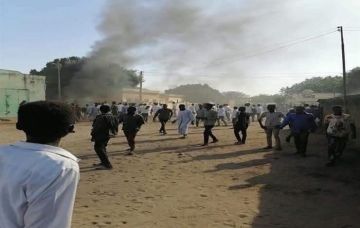 آباء وأولياء أمور يجلدون عمدة العشيشات بسوق الضعين تنديدا باستنفار المليشيا آباء وأولياء أمور يجلدون عمدة العشيشات بسوق الضعين تنديدا باستنفار المليشيا