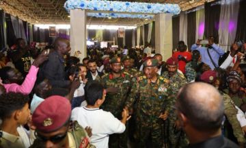 البرهان يشارك في احتفال مجلس الكنائس السوداني بالصلوات من أجل سلام السودان البرهان يشارك في احتفال مجلس الكنائس السوداني بالصلوات من أجل سلام السودان