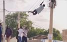 بالصور .. إنقاذ شاب حاول أنها حياته بسبب مشاكل عاطفية بتسلقه وتعلقه بأسلاك الكهرباء بمدينة كسلا
