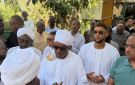 بالصور .. في مشهد مهيب.. الآلاف من السودانيين يؤدون صلاة الجنازة على روح رئيس نادي المريخ السابق المهندس عمر عثمان النمير