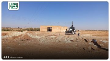 إزالة العوائق استعدادا لبدء عمليات الصيانة والترميم في مدرسة قرية مدنة في ريف منبج 