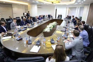 وزير الطاقة يبحث مع رجال أعمال عرب وأجانب فرص الاستثمار