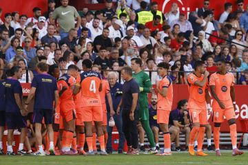 إشبيلية يذل برشلونة برباعية ويحرمه من الصعود الى صدارة الدوري الاسباني إشبيلية يذل برشلونة برباعية ويحرمه من الصعود الى صدارة الدوري الاسباني