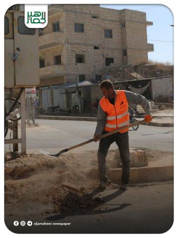 بدأت فرق الطوارئ التابعة لمؤسسة إي كليين في مدينة معرة النعمان تنفيذ أعمالها الميدانية، والتي شملت إزالة المكبات العشوائية، وتنظيف الطرق، وإزالة الركام من المنصفات.